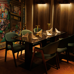 6名様前後のグループ利用にも対応できる広めのテーブル席をご用意。モダンな内装と柔らかな照明が、食事の時間をより豊かに彩ります。家族の集まりや職場の会食など、幅広いシーンでご利用いただけます。