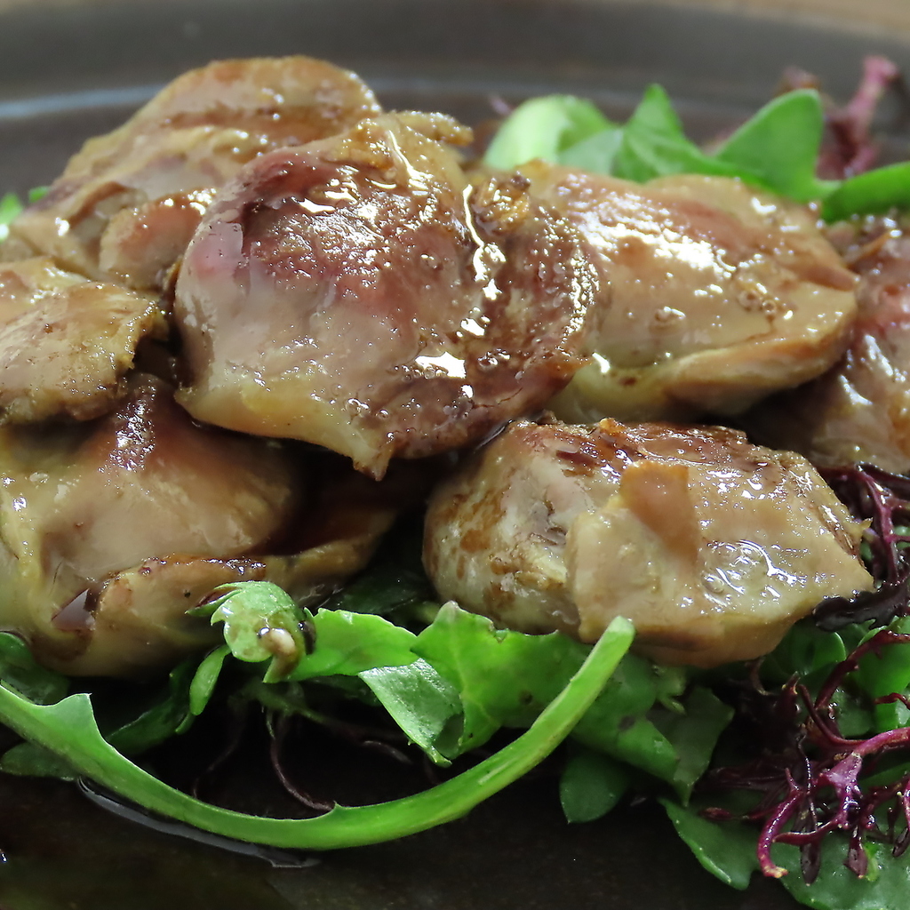 砂肝のコンフィ700円(税込)低温でじっくり火を通しました。柔らかな食感と溢れる旨味でお酒が進む。