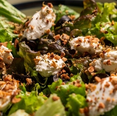 リコッタチーズとナッツのグリーンサラダ