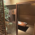 【二階個室】4～5名様のお部屋は靴を脱いでリラックスできるお座敷個室。4名～5名様という、少人数での集まりにちょうど良いサイズ感のお部屋です。柔らかな照明が心地よい和モダンな内装は、女子会やママ友のランチなどにも華を添えてくれます。一階の賑わいから離れた静かな二階席で、日常を忘れる贅沢なひとときをぜひ。