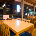 開放感のある窓際のテーブルは4名様までご利用いただけます。ランチや少人数でのディナーなどに使い勝手◎ランチの種類も豊富にご用意しております！