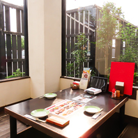 外の庭園を眺めながら…