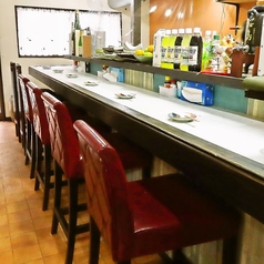 店内には、ゆったりと過ごせるカウンター席を10席ご用意。目の前で調理の音や香りを楽しめる、常連さんにも人気の空間です。お仕事帰りの一杯や、おひとり様でのご利用にもぴったり◎