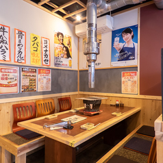 6名様まで座れる広々としたテーブル席は、グループでの宴会や女子会、ご家族での食事にぴったりのお席です。明るく開放的な雰囲気の中で、美味しいお肉を囲みながら賑やかな時間をお過ごしいただけます。強力な排煙ダクトを各席に設置しておりますので、煙を気にせず焼き肉を存分に満喫できるのが嬉しいポイントです!