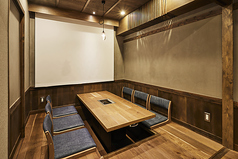 【優美な個室空間でお食事】周囲を気にせずご歓談を楽しめる洗練された印象の和個室は、6名様までご利用可能です。