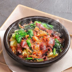 ホタルイカと菜花、春キャベツの塩辛アヒージョ