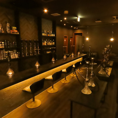 10名様から最大22名様まで、店舗まるごとの貸切利用を承っております。音楽イベントでのご利用や、お祝い時のアイテムお持ち込みなど、自由度の高いパーティーが可能です。周囲を気にせず、プライベートな空間でシーシャと美味しいお酒を心ゆくまでご堪能ください。