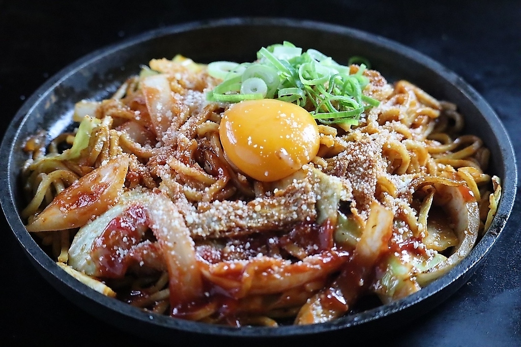 焼きそば・焼うどんも多数ございます！名物のホルモンうどんは自家製みそダレが決め手の逸品！