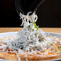料理メニュー写真 シラスと大葉のチーズピザ