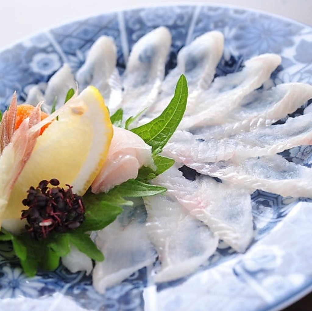 瀬戸内名物としても挙げられる、穴子の刺身は当店自慢の人気商品です。
