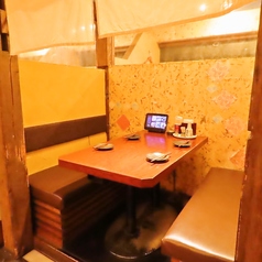 落ち着いた店内空間にあるテーブル席は、ゆったりとお食事を楽しむことが可能です。宴会コースや美味しい逸品料理、種類豊富なドリンクをご用意してお待ちしております。