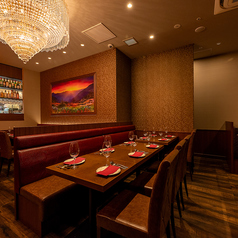 誕生日のお祝いにふさわしい華やかな店内は、非日常を感じられる特別な空間です。シャンデリアの灯りがテーブルを彩り、贅沢な料理と豊富なドリンクが大切なひとときをより華やかに演出。サプライズのお手伝いも可能で、記念すべき日を思い出に残る素敵な時間へと導きます。