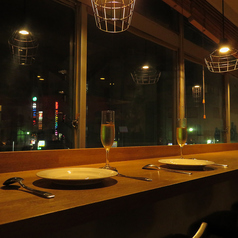 カウンター席は1名×9席をご用意！お一人様でのお食事はもちろん、お仲間、ご友人とゆっくりとした時間を過ごしたいお客様やデートにも◎！