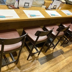 【カウンター席】こだわりの料理が見えるオープンキッチンになっております。是非職人のこだわりを近くでご覧ください。