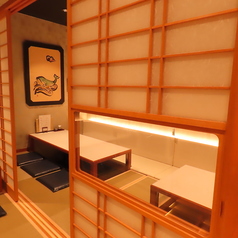 【2名様～4名様】お席が半個室となっているため、接待や記念日にもぴったり。上質な個室空間にて周りを気にせず、心ゆくまでお食事をお楽しみください。