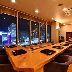 職人の技を目の前で楽しみながら、名古屋の美しい夜景を堪能できるカウンター席です。お一人様からデートまで、様々なシーンでご利用いただけます。