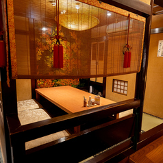 1階の小上がり掘りごたつ席もございます！暖かみのある落ち着いた店内でゆっくりお過ごしください。4名様からご利用いただけます。