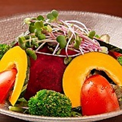 自家製ドレッシングがかけ放題！彩りサラダ