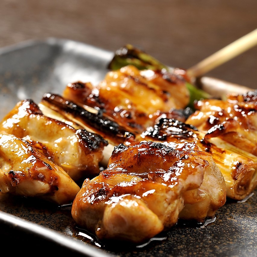 備長炭で焼き上げる焼鳥は、肉の表面はカリッと香ばしく焼き上がり、中はジューシーで柔らかな食感◎