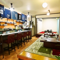 14名様までご利用いただける広々としたお座敷は、少人数から中規模の宴会にぴったり。足を伸ばしてゆったりくつろげる空間で、仲間やご家族との食事や飲み会を心ゆくまでお楽しみいただけます。落ち着いた雰囲気の中で、美味しい料理と会話を存分に楽しめる人気のお席です。