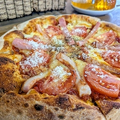 トマトとベーコンのシュペクピザ※ピザのサイズは直径２６センチ（１～２人前）