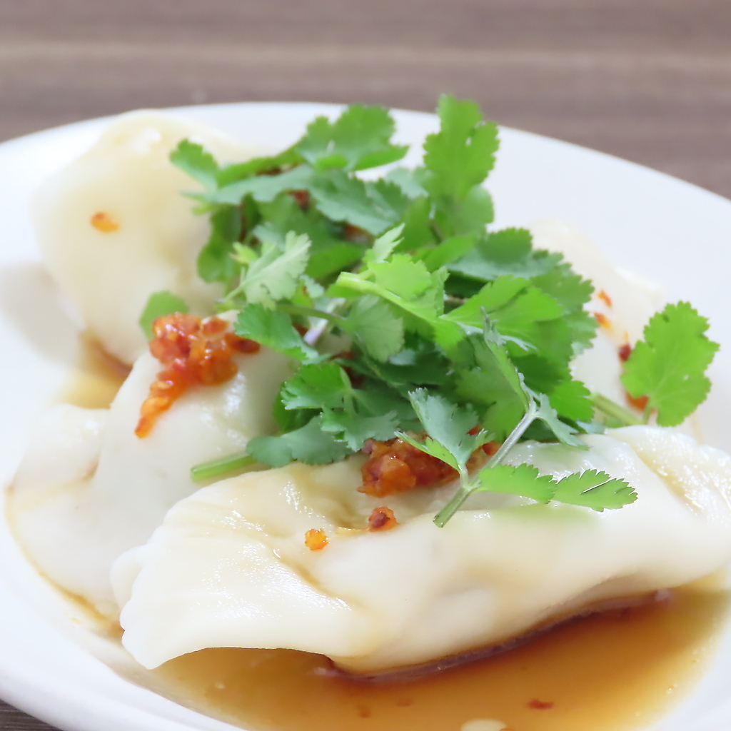 手作り水餃子600円(税込)もちもちの皮とジューシーな肉汁が溢れる風味豊かな一皿になっております。