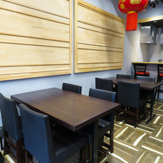 ～4名様用のテーブル席。会社の方とのランチや飲み会、ご家族とのお食事に最適です。落ち着いた色合いのお席とアットホームな店内に絶品中華で舌鼓♪お連れの方とも会話が弾んでついつい長居したくなる空間。二ノ國こだわりの中華を是非ご賞味ください！