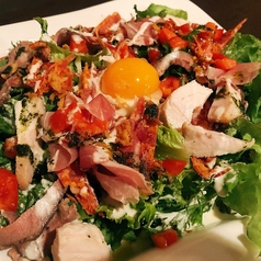 ローストビーフとたっぷりチーズの肉サラダ