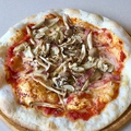 料理メニュー写真 【トマトベース】きのことベーコンのピザ