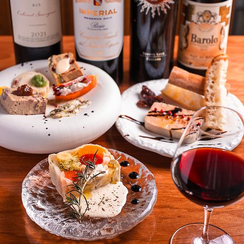 綾瀬駅チカにあるお洒落な空間で、美味しい料理と豊富なワインが楽しめるお店♪