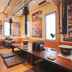 当店は、4名掛けのテーブル席が12席ご用意されています。席がのれんで区切られているため、プライベートな空間が確保されています。仕事帰りや同僚との大切な打ち上げや、気軽な友人との集まりに最適です。喧騒から離れ、リラックスした雰囲気でお食事をお楽しみいただけます。是非ご利用ください☆