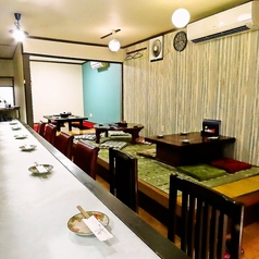 25名様から30名様まで貸切可能な店内は、グループや会社の宴会、仲間同士の集まりにぴったり。周りを気にせず、広々とした空間で美味しい料理と会話を存分に楽しめます。温かみのある照明と落ち着いた雰囲気の中で、特別なひとときを演出できる人気のお席です。