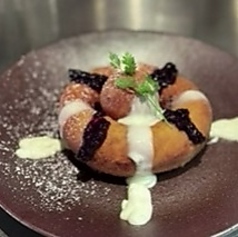 【パパナシ】-ルーマニア伝統上げドーナツ-チーズを練り込んだ揚げドーナツ。外は香ばしく、中はふんわり。