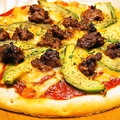 料理メニュー写真 タコスミンチとアボカドのピザ