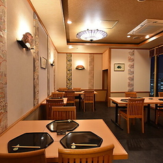 落ち着いた雰囲気で、お料理を囲んでゆっくりと語らいたいお客様に最適なテーブル席をご用意しております。16名様まででテーブルの配置転換可能・8名様までなら半個室のご案内が可能です。