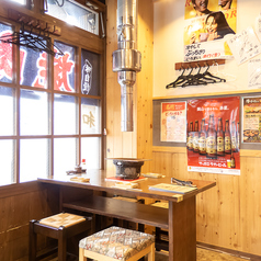 4名様でご利用いただけるテーブル席です。仕事終わりの同僚との飲み会や、友人との食事など、様々なシーンに重宝すること間違いなし◎排煙ダクトを完備しており、衣服にニオイが付きにくいのも嬉しいポイント!活気のあるアットホームな雰囲気の中で、鮮度抜群のお肉と美味しいお酒を心ゆくまでご堪能くださいませ。