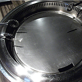 厚さ「9mm」の鉄板で焼き上げることで、熱が均一に伝わり、肉の旨味を逃しません。薄い鉄板の場合だと十分な熱が伝わらず素材の表面だけが焼けてしまいます。プロテサン牛の軽やかな脂はこの鉄板との相性が良く、余分な脂を落としながら、やわらかく上質な味わいへと仕上げます。