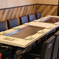 【テーブル席】友人や家族と楽しいひとときを過ごすことができます。各テーブルには専用の鉄板が備え付けられており、当店自慢のもんじゃ・お好み焼きをはじめ、アツアツの料理をお楽しみいただけます♪