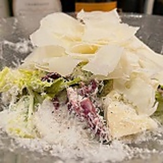 削りたてチーズが山盛り どかんとチーズのシーザーサラダ