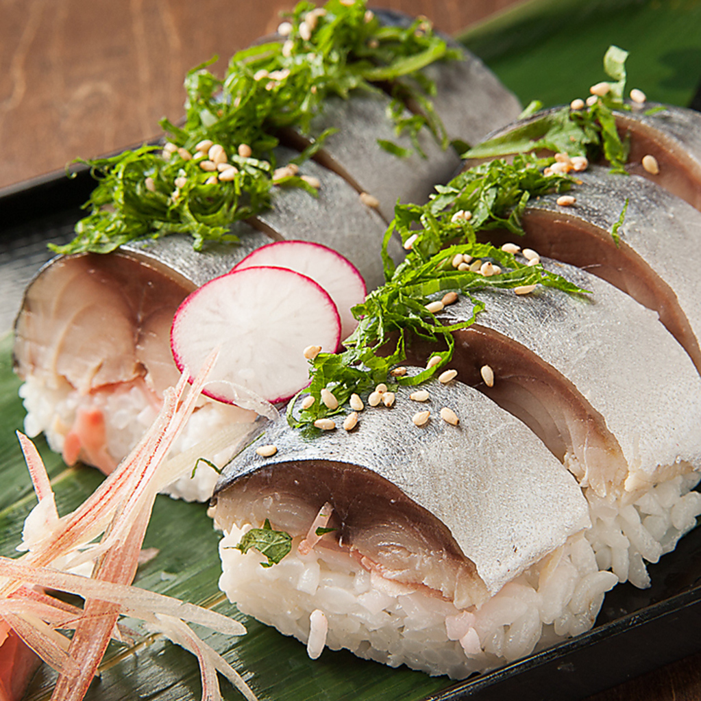 「炙り鯖棒寿司」1580円は当店イチオシの逸品！二日間かけて〆た脂の乗った鯖を使用しています！