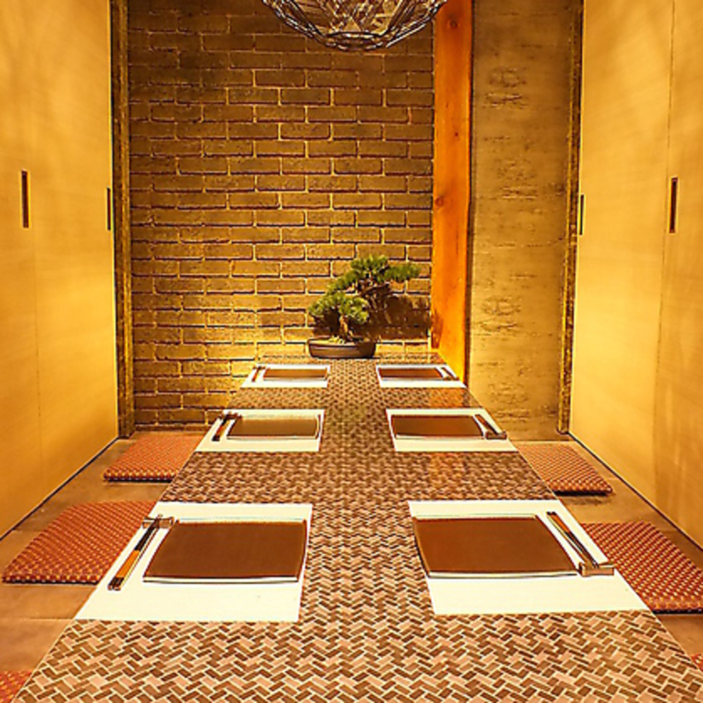 落ち着いた雰囲気の掘りごたつ個室もございます。ご家族のお食事・接待等ゆったりとお過ごし頂けます