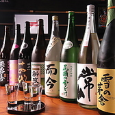 当店の日本酒は、伝統と革新が融合した贅沢な酒体験を提供します。こだわりの日本酒が、日本の美食文化を彩ります。季節ごとに新酒を取り揃え、その鮮度と風味を楽しむことができます。それぞれの季節にぴったりの酒を提供します。(上野 御徒町 居酒屋 焼き鳥 食べ放題 飲み放題 個室 合コン 宴会 コース 貸切 大人数)
