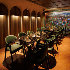 店内奥には、団体利用にも適した大テーブルエリアを完備。統一感のある大理石テーブルが並び、最大40名様まで一体感のあるお食事をお楽しみいただけます。接待を兼ねた会食やお祝いの席など、フォーマルな場にも最適。上質な鉄板焼きを囲みながら、心地よい時間を共有できます。