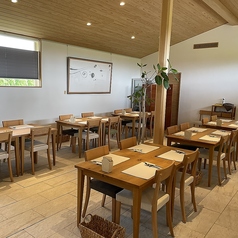森林認証材を使用し、人と環境に配慮したナチュラルな店内。布張り座面の優しい椅子で、ゆっくりとおくつろぎいただけます。