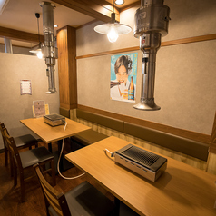 友達と集まる女子会には、心地よい空間が欠かせません。私たちの4名席は、親しい仲間との会話を楽しむのにぴったりな配置です。ゆったりとしたテーブルと温かみのあるインテリアが、リラックスできる雰囲気を演出しています☆ 美味しい料理とドリンクを囲みながら、思い出話や近況報告に花を咲かせる時間は特別なもの。