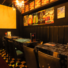 木の温もりを感じるお洒落な空間に並ぶテーブル席は、ゆったり広々としていて居心地抜群。少人数から大人数まで対応可能で、食事と会話を楽しみながら特別なひとときをお過ごしください。