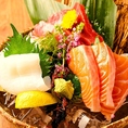 徹底された鮮度管理のもとお客様のもとへお届け！食材のひとつひとつをじっくりと厳選。素材の良さを存分に活かした創作料理の数々。朝捕れの厳選した魚介類をご用意しておりますので、見た目はもちろん味も楽しめる究極の品々！料理長が奏でる匠の技をとくとご堪能あれ。自慢の鮮魚をご堪能あれ。
