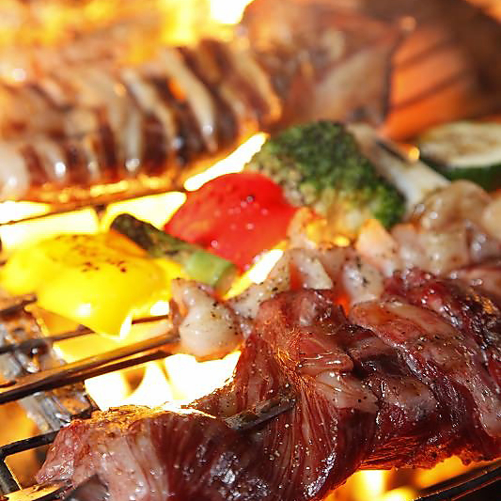 写真は、★名物★【プレミアム炭焼きＧＲＩＬＬ】。産直の肉、野菜、魚介を強火で豪快に炙った一品♪