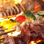写真は、★名物★【プレミアム炭焼きＧＲＩＬＬ】。産直の肉、野菜、魚介を強火で豪快に炙った一品♪