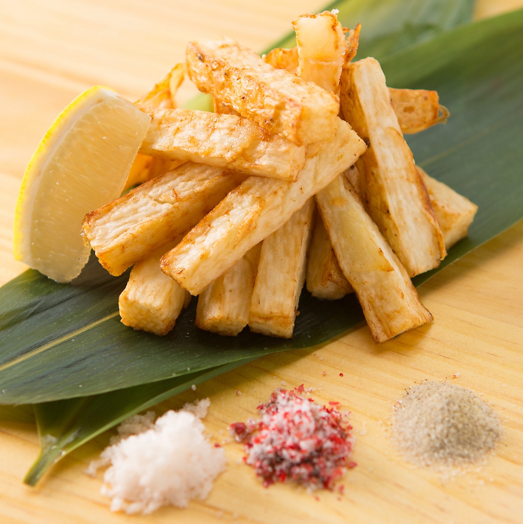 ちょっと何かつまみたいときに嬉しい♪「長芋のフライドポテト」630円。